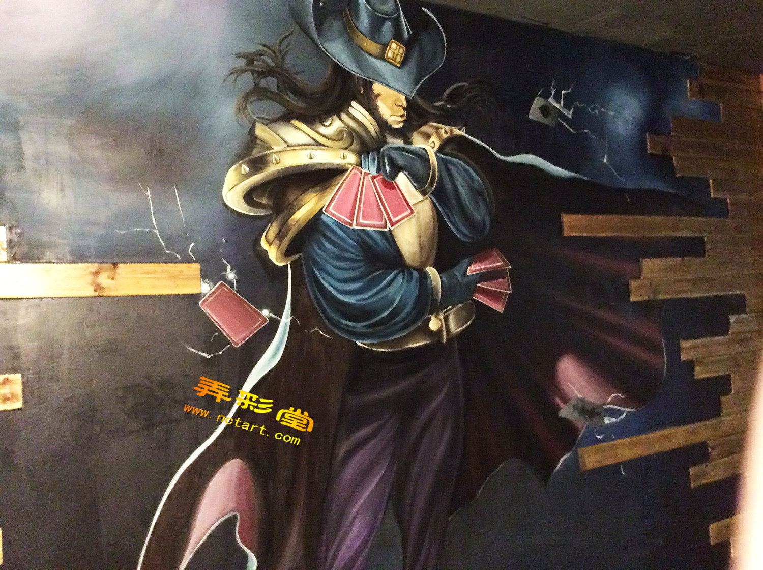 网咖大厅右边墙绘英雄联盟角色卡牌3d立体画,炫酷的深蓝夜空背景,给
